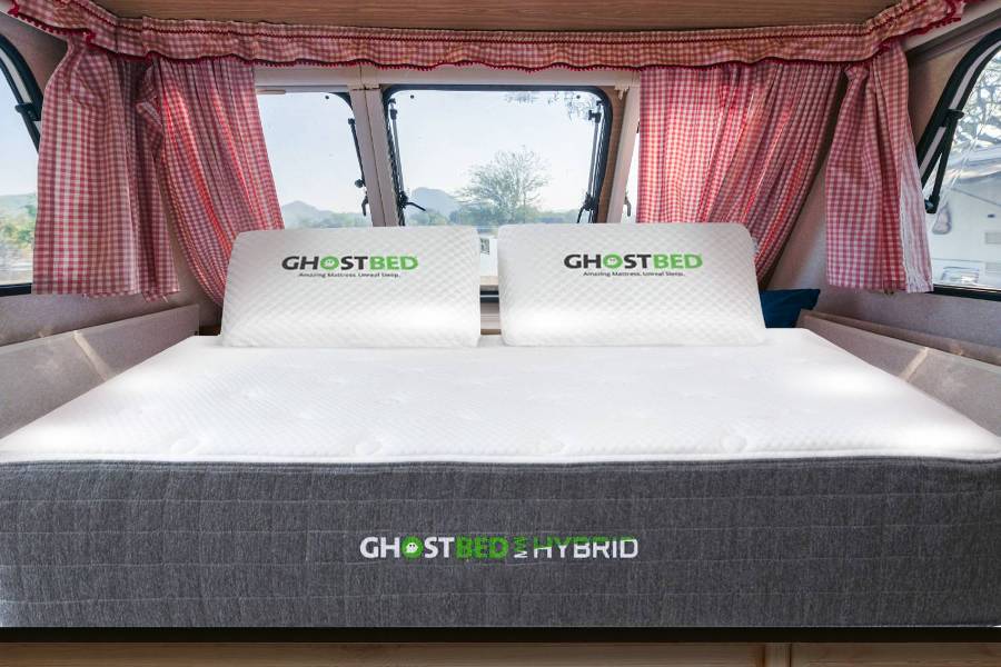 travel trailer queen bed size