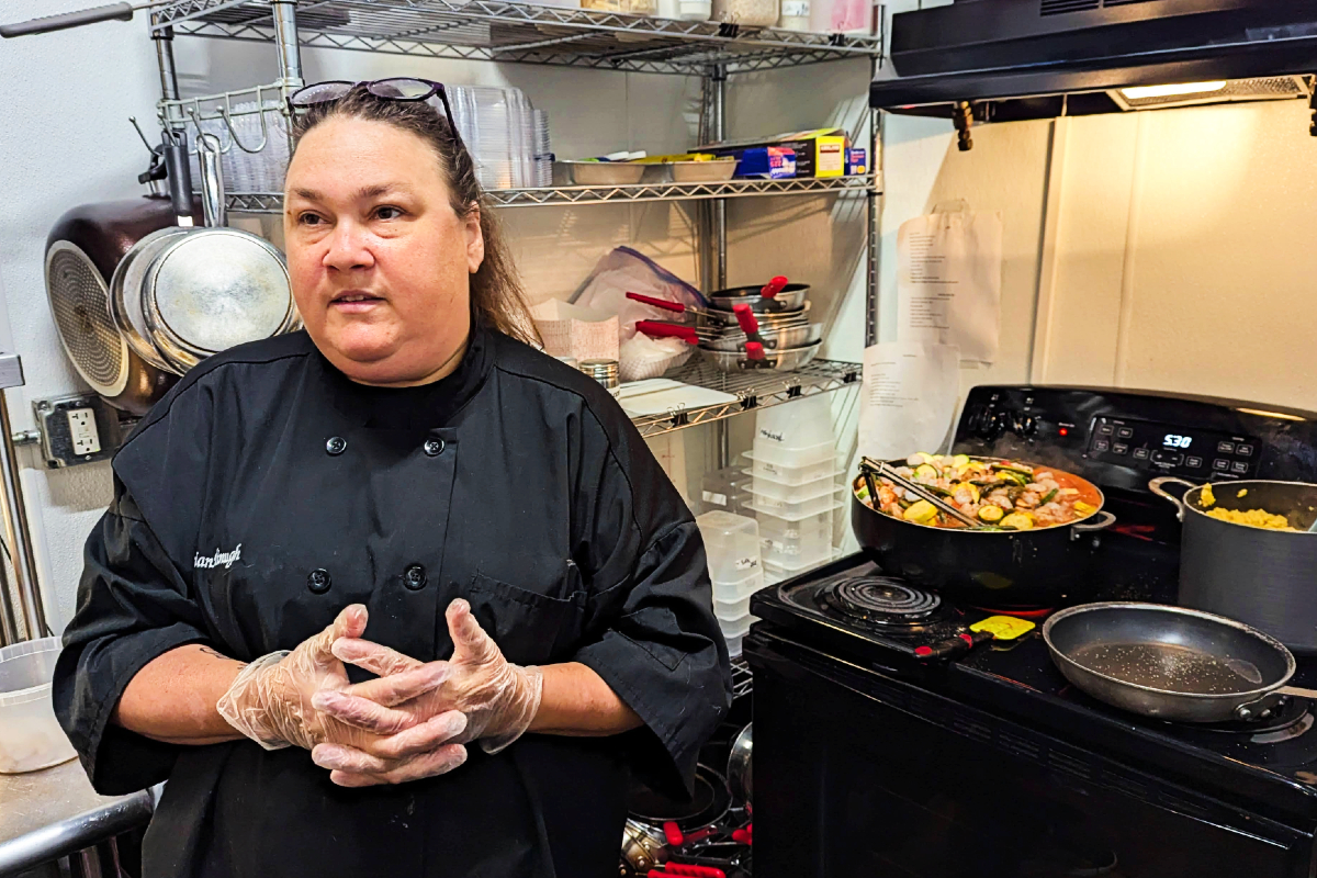 Chef Marian Minugh discusses flavors with attendees at a Rutabaga’s Market & Café cooking class in Henry County, Georgia